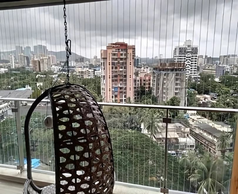Lounge balcony fitted with an invisible grill